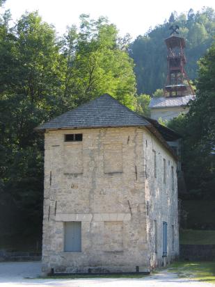 Idrija - Kamšt z vodnim kanalom in jezom