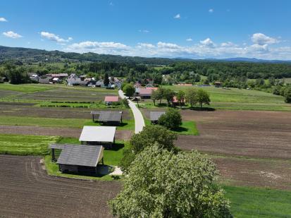 Loka pri Šentjerneju - Skupina kozolcev