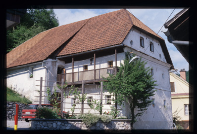 Polhov Gradec - Oštetarjeva hiša