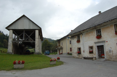 Prapetno Brdo - Ambient kozolcev in domačij