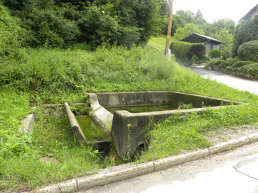 Kompole - Napajališče za živino in perišče pri hiši Kompole 3