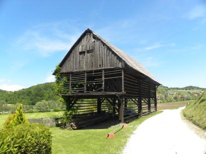 Prožinska vas - Kozolec na domačiji Prožinska vas 49