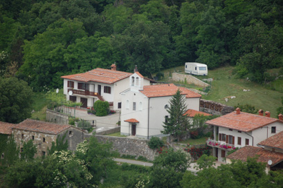 Ravne nad Črničami - Cerkev sv. Janeza in Pavla