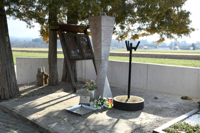 Gorenje Gradišče pri Šentjerneju - Grob s spomenikom padlim borcem