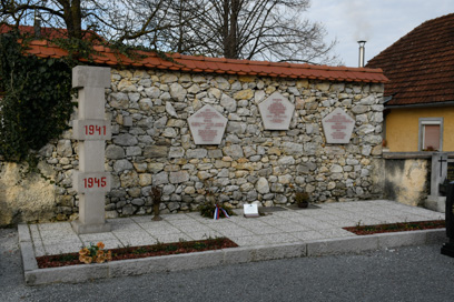 Orehovica pri Šentjerneju - Spomenik NOB na pokopališču
