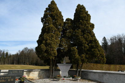 Prečna - Grobnica s spomenikom padlim