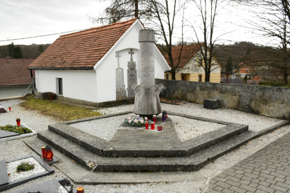 Stopiče - Grob s spomenikom padlim borcem in žrtvam
