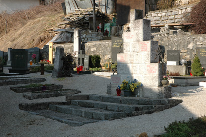 Straža pri Novem mestu - Grob s spomenikom NOB v Gorenji Straži