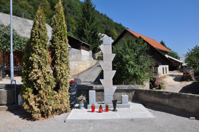 Straža pri Novem mestu - Grob s spomenikom NOB v Dolenji Straži