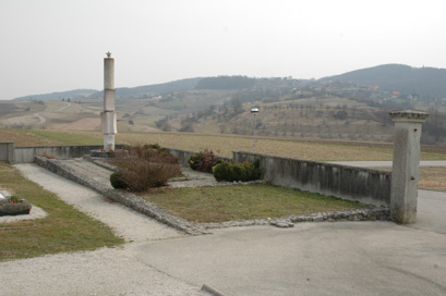 Šmarjeta - Grobišče s spomenikom padlim borcem in žrtvam