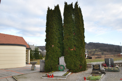 Uršna sela - Grob s spomenikom padlim borcem