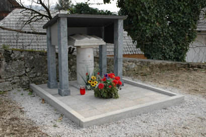 Ždinja vas - Grob s spomenikom padlim borcem in žrtvam