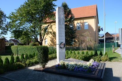 Dobrovce - Spomenik in grobnica talcev