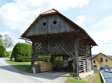 Dvor pri Šmarju - Kozolec na domačiji Dvor 14