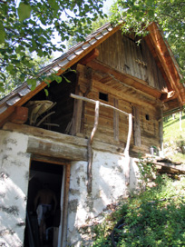 Kneške Ravne - Kašča pri hiši Kneške Ravne 9
