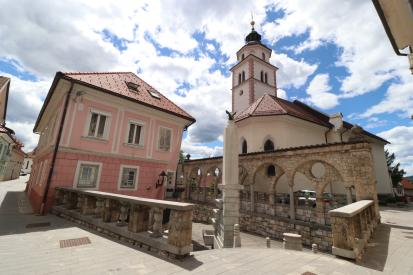 Kranj - Arkade in vodnjak ob Rožnovenski cerkvi