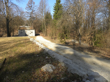 Oklo - Spomenik padlim in požgani vasi