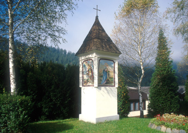 Brezno pri Podvelki - Znamenje nad šolo