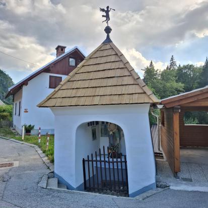 Planina pod Golico - Kapelica pod cerkvijo
