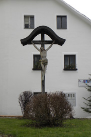 Železniki - Razpelo ob župnijski cerkvi