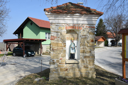Lačaves - Trikotno znamenje