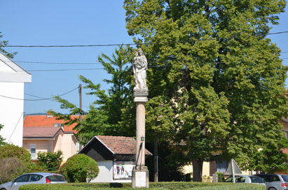 Spodnja Polskava - Znamenje s kipom Matere božje