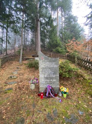 Otiški Vrh - Spominsko znamenje NOB pri Medvedovi domačiji