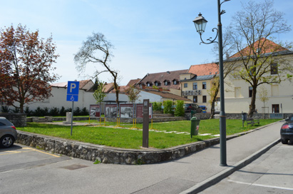 Brežice - Park pri stavbi občine