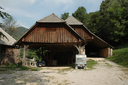 Čebine - Hlev na domačiji Zgornji Slapar
