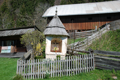 Bistra pri Črni - Znamenje pri domačiji Knez