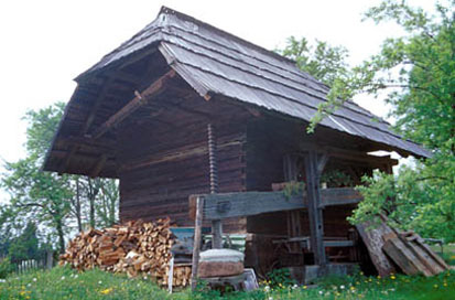 Lom - Kašča na domačiji Lom 25