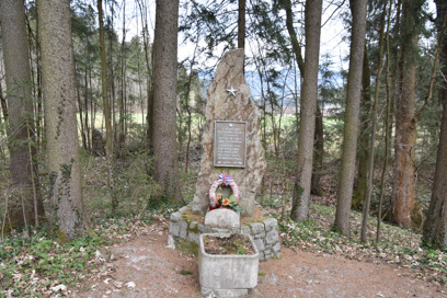 Kotlje - Spomenik in grobišče NOB pri Rimskem vrelcu