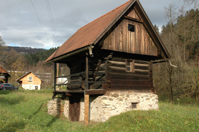 Gabrsko - Hram pri hiši Gabrsko 6