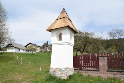 Dovže - Znamenje pri cerkvi sv. Urha