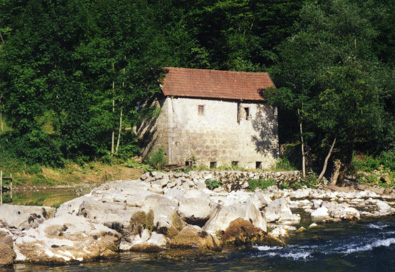Slavski Laz - Mlin in ruševine žage s kamnitim jezom