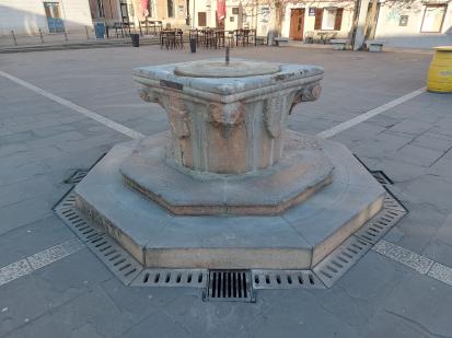 Koper - Vodnjak na Carpacciovem trgu