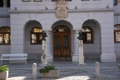 Novo mesto - Spomenika Janezu Trdini in Dragotinu Ketteju