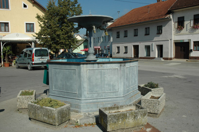 Žužemberk - Vodnjak na Grajskem trgu