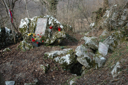 Zagrad pri Otočcu - Beceletova jama s spominskima ploščama