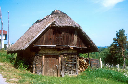 Šardinje - Klečaja pri hiši Šardinje 32