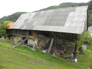 Hrastje pri Dobrini - Gospodarsko poslopje na domačiji Hrastje 13
