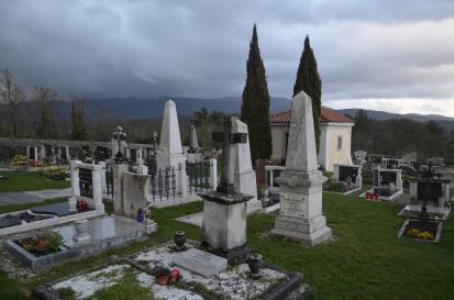 Škocjan pri Divači - Stari nagrobniki na pokopališču