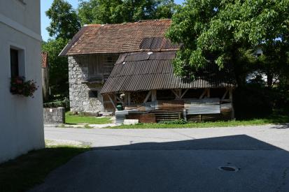 Jezerca - Gospodarsko poslopje nasproti hiše Jezerca 5