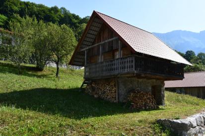 Magozd - Kašča pred hišo Magozd 1