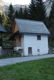 Lepena - Preužitkarska hiša na domačiji Lepena 15