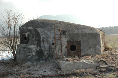 Nova vas pri Lescah - Bunker ob letališki stezi
