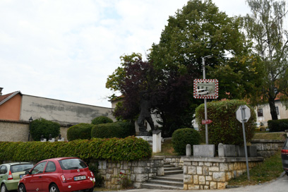 Metlika - Spomenik NOB