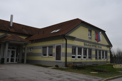 Galicija - Spominska plošča žrtvam NOB na osnovni šoli Trje