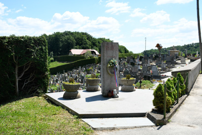 Pišece - Grob s spomenikom NOB