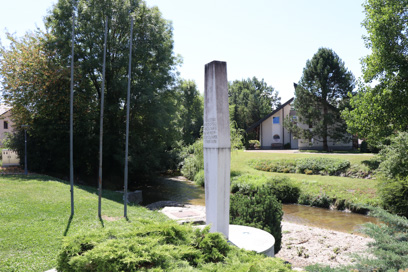 Loka pri Mengšu - Spomenik padlim med drugo svetovno vojno